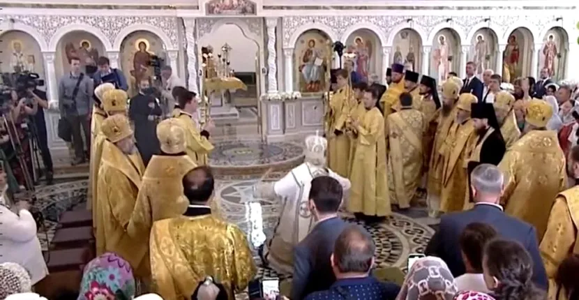 Șeful Bisericii Ortodoxe Ruse a alunecat pe podeaua de marmură și a căzut în timp ce sfințea o biserică. ”Nu permite să fie atins”