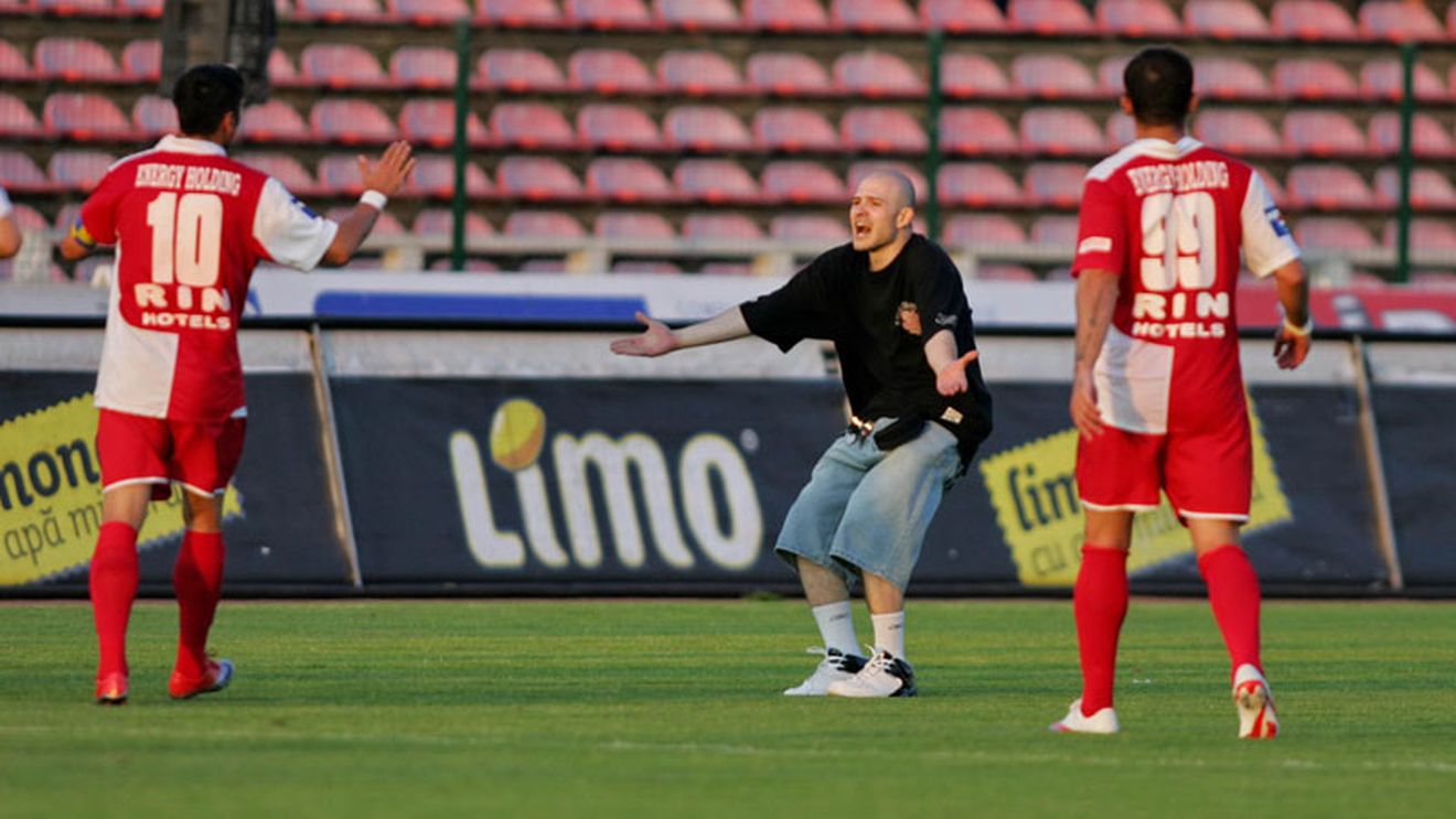 "Dați jos tricourile!"**