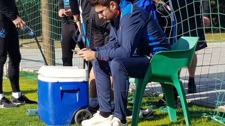 S-a pus cu burta pe carte! ProSport l-a surprins pe Adrian Mutu într- postură inedită în cantonamentul din Spania | EXCLUSIV