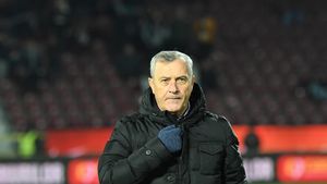Revoltă la clubul lui Mircea Rednic! Fotbaliștii au refuzat să se antreneze și UTA a luat măsuri dure imediat: câte contracte au fost reziliate