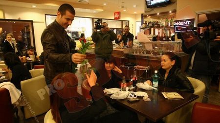 FOTO** Jucătorii lui Poli au împărțit flori în mall