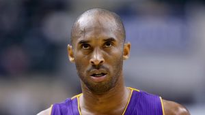 O jurnalistă a fost suspendată și amenințată cu moartea după ce a scris despre un presupus viol al lui Kobe Bryant
