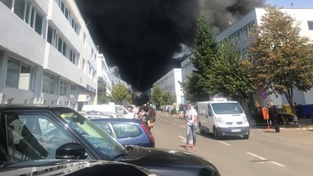 Incendiu puternic în zona de Nord a Capitalei! A ars o hală în întregime. Oamenii au fost evacuați. Fumul negru se vede de la 10 km distanță 

