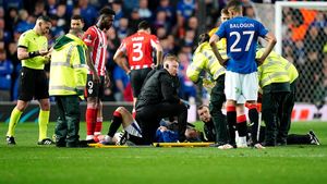 Moment de panică sub ochii lui Hagi jr. şi Istvan Kovacs. Colegul lui Ianis a rămas întins pe gazon: transmisiunea în direct de la TV nu a dat imagini cu intervenția medicilor, minute bune, şi nici reluarea fazei!