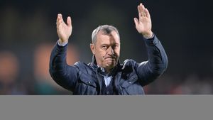 Cadou atipic pentru dinamoviști. Rednic a pregătit amenzile pentru jucătorii săi :-)