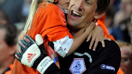 Van der Sar: "Unii jucători vor fi odihniți la meciul cu România"