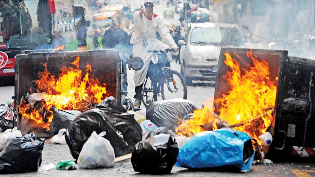 Pizza, fotbal, focuri de armă și mult gunoi!** ProSport îți prezintă orașul Napoli, ultima haltă a Stelei în 2010!