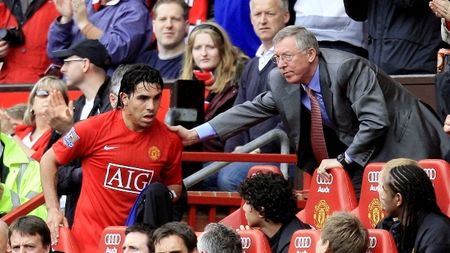 FOTO GENIAL** Cum răspunde Ferguson banner-ului: "RIP Fergie!" Tevez va turba de FURIE :)