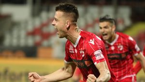 Accidentat la începutul meciului cu Chiajna, Klimavicius și-a "amânat" intrarea la vestiare pentru a "trage cu ochiul" la jocul colegilor săi 