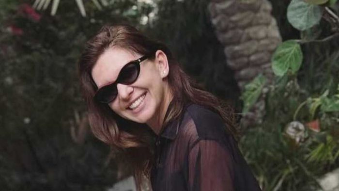 Simona Halep, în costum de baie şi cămaşă transparentă! Cât costă geanta Marni de plajă