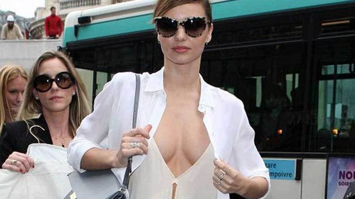 Jenant. Miranda Kerr s-a făcut de râs în fața fanilor