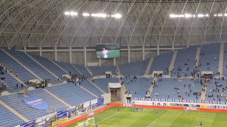 Primele incidente în tribunele stadionului „Ion Oblemenco” + O persoană, cu probleme medicale, a murit la spital | FOTO&VIDEO EXCLUSIV