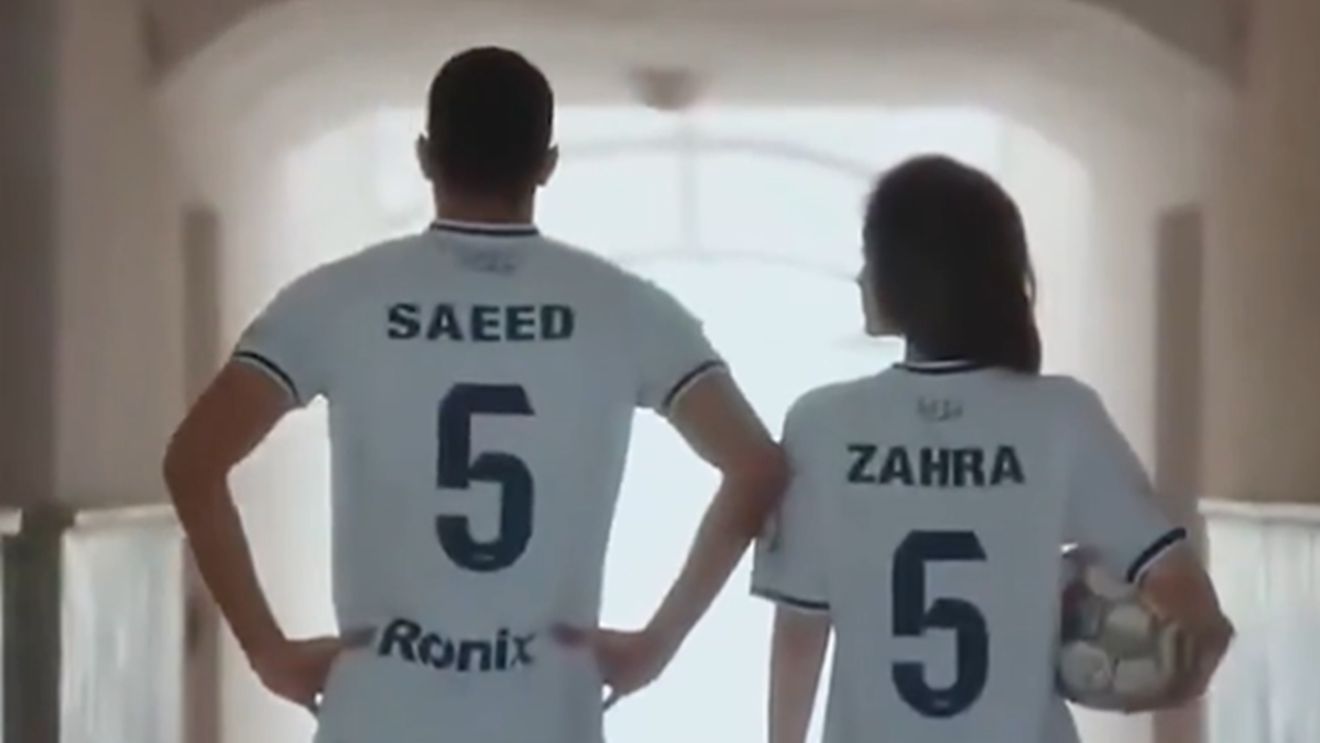 E haos în Iran după ce imaginile cu un fotbalist cunoscut și soția lui, în pantaloni scurți și fără hijab, au fost făcute publice: „Rușinoase și indecente!”