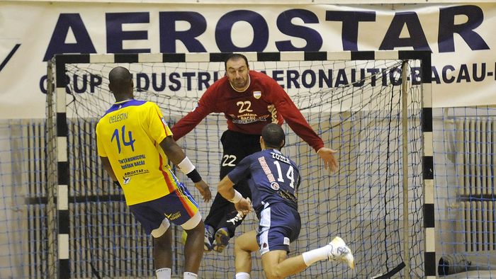 Mascota Bacăului și-a făcut de cap la meciul cu HCM. Le-a reproșat oaspeților inclusiv evoluțiile mai slabe din Liga Campionilor