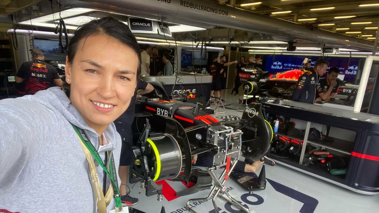 Cristina Neagu și-a uimit fanii! Vedeta a dat handbalul pe Formula 1 și a ajuns la Silverstone: „Le țin pumnii!” | FOTO