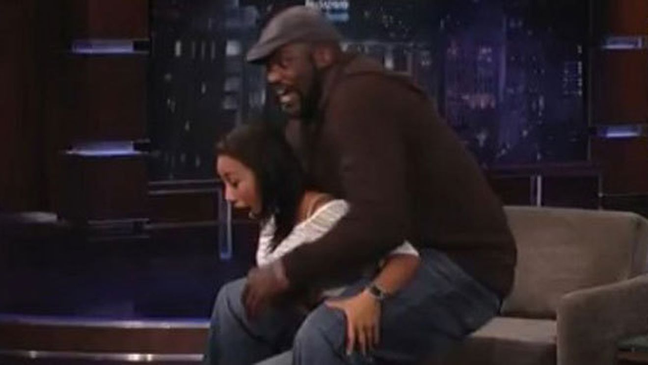 VIDEO** Nebunie curată! La 150 kilograme, Shaquille O'Neal e cărat în spate de prietena lui de 1.57 metri! Imaginile care au uimit lumea