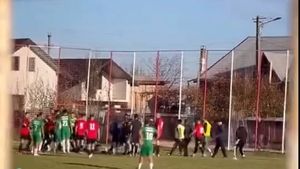 Evul mediu la Suceava! Meciul a fost întrerupt și fotbaliștii au fost alergați de fanii și de jucătorii adverși, pe teren, pentru a fi bătuți!