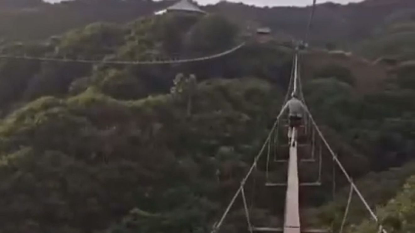 Ce face Vlad Chiricheș, deși e accidentat și Meme Stoica i-a cerut să se lase de fotbal! Fanii FCSB s-au panicat când l-au văzut încercând să traverseze, împreună cu Alex Chipciu, o prăpastie pe o scândură lată de câteva zeci de centimetri. VIDEO