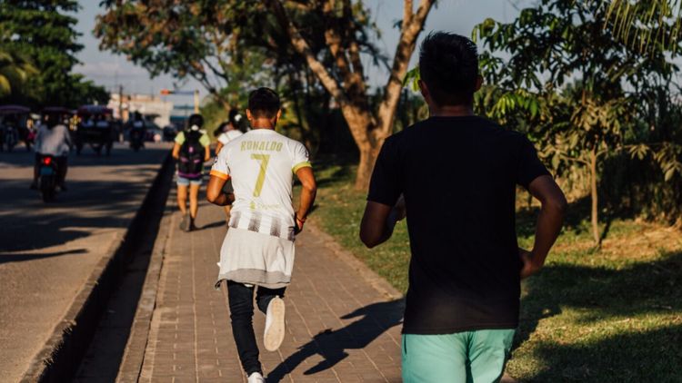ADVERTORIAL. Ce sneakers poartă cei mai mari fotbaliști din lume în viața de zi cu zi