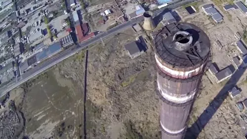Unui antrenor din România i s-a cerut demisia, la Baia Mare, de pe un turn înalt de 351 de metri! Cine este tehnicianul vizat de acest protest inedit și cum s-a terminat aventura | VIDEO