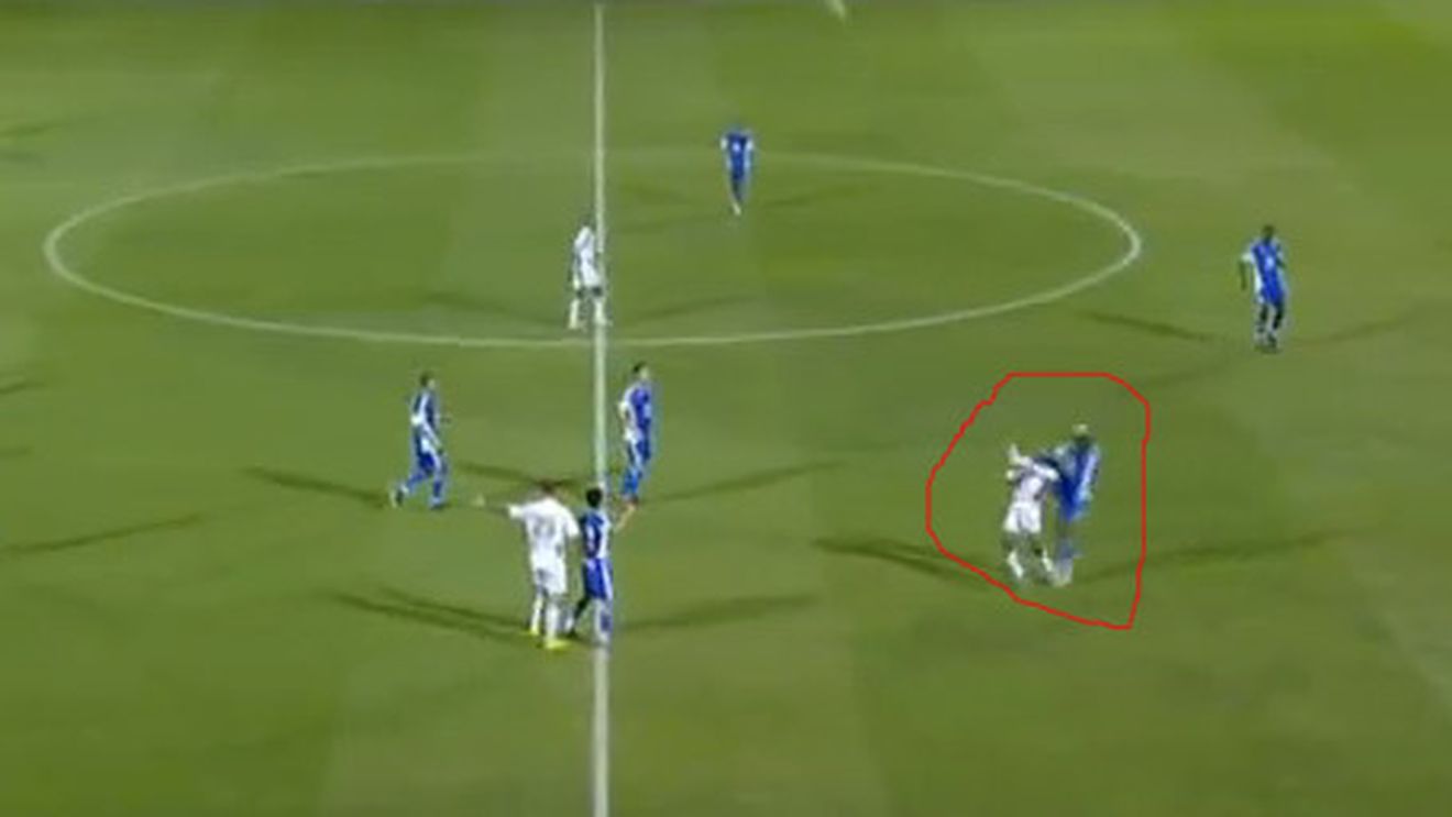 Intrare CRIMINALĂ‚!** VIDEO Un coleg de-al lui Rădoi a sărit cu piciorul în capul adversarului, dar a scăpat de "roșu"