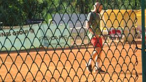 Ce face Iasmin Latovlevici în timpul liber! Fotbalistul lui FC Argeș a dat ghetele de fotbal pe racheta de tenis și s-a descurcat mai mult decât onorabil | VIDEO