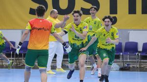 Influenceri, sportivi, jurnaliști și liceeni pe terenul de fotbal pentru finala Liga Liceelor Playerfy din București