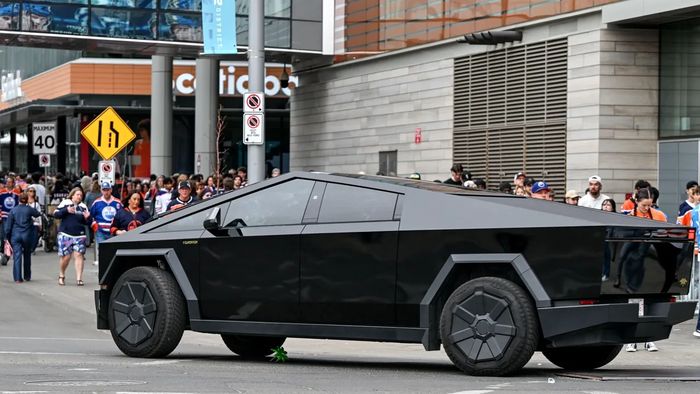 Vedetele naționalei României vor fi păzite cu Cybertruck-urile lui Elon Musk, dacă se califică la Cupa Mondială din SUA