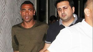 Ashley Cole a fost bătut de o femeie într-un bar din Londra: "L-am pocnit de trei ori peste față și purtam inel"