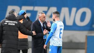 Jucătorii Universităţii Craiova, deprimaţi după remiza cu Poli Iaşi. Vladimir Screciu a găsit vinovatul