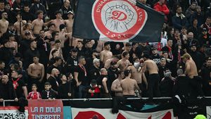 Jandarmeria a dat amenzi uriașe după Dinamo - FCSB! Mai mulți suporteri au primit interdicție de a mai intra pe stadioane