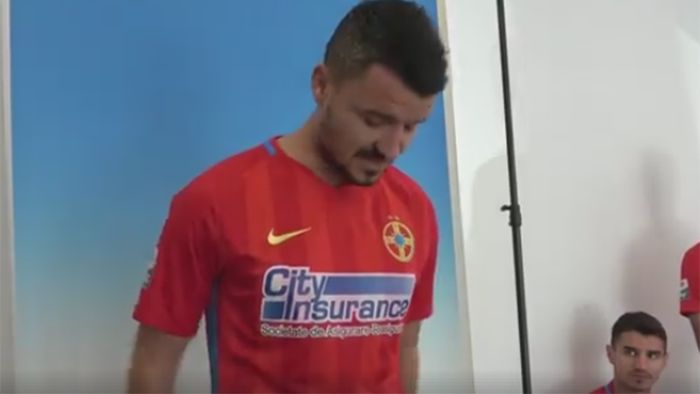 VIDEO | "Stai așa, că-mi face tricoul burtă!" :) Budescu a făcut spectacol la ședința foto de grup