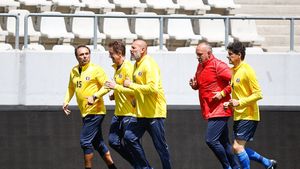 Imagini senzaționale cu membrii Generației de Aur la antrenament, înaintea meciului de retragere. Cum arată acum fotbaliștii care au scos lumea în stradă cu rezultatele lor