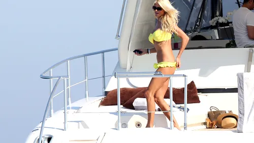 FOTO - Victoria Silvstedt, o nouă apariție impresionantă în Saint Tropez. Cu greu poți ghici vârsta fostei schioare