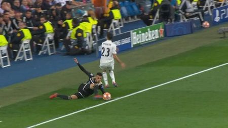 VAR-ul nu a ajutat Realul! FOTO | Felix Brych, în fața celei mai grele decizii din istoria recentă a fotbalului: golul de 3-0 pentru Ajax, validat pentru un centimetru