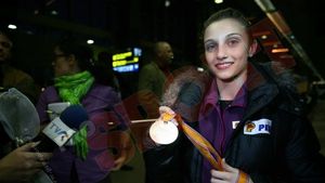 FOTO** Ana Porgras: "Vreau aurul și la JO!" Vezi imagini de la sosirea gimnastelor