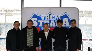 Motivul strategic pentru care gloriile Stelei au fost prezente, în număr mare, la meciul cu Iașiul. Întâlnire de taină pentru viitorul clubului. Au mai participat oameni din mediul politic și de afaceri, președintele și secretarul de stat. „Există interes pentru Steaua” | FOTO EXCLUSIV