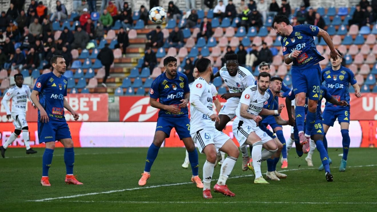 Ce i-a șoptit la ureche Marius Croitoru fotbalistului din Superliga care și-a dat autogol și a luat „roșu” la interval de doar 4 minute