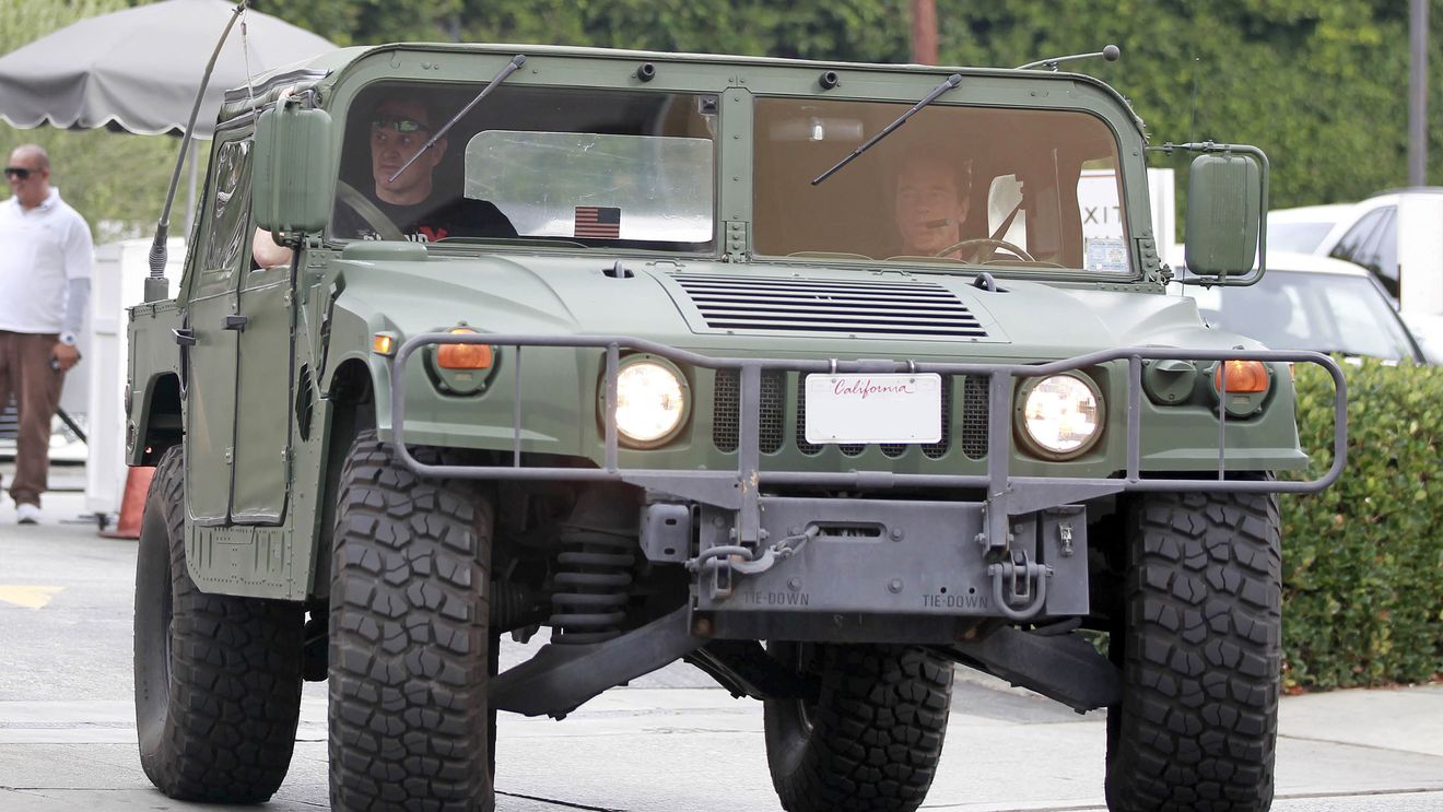 Cu "TAB"-ul la terasă. FOTO INCREDIBIL | Cum a fost surprins Schwarzenegger pe șosea