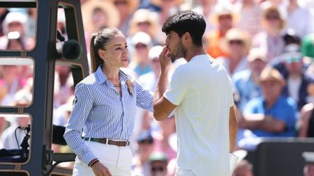 „Nu e vina mea!". Carlos Alcaraz s-a certat cu arbitrul de scaun pentru că a refuzat să-şi mute sticlele cu apă