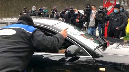 Suporterii, prezenți la reunirea lui Dinamo! Au apărut mașini cu fani veniți la baza de la Săftica + S-a suplimentat numărul paznicilor VIDEO