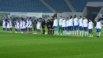 De râsu’-plânsu’ în derby-ul din Bănie! CFC Argeș a jucat două faze în 12 jucători contra FCU Craiova, iar arbitrul l-a eliminat pe Florin Costea fiindcă a intrat pe teren!