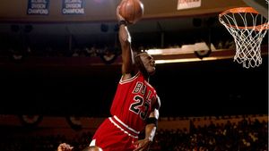 A apărut prima carte românească dedicată marelui baschetbalist Michael Jordan. Se numește Air Majesty și este scrisă de comentatorul tv Emil Hossu-Longin