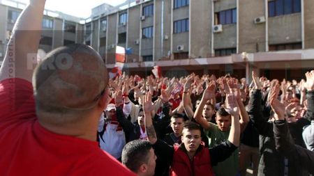 FOTO** Peste 700 de arădeni vor fi prezenți la derby-ul Poli - UTA!** Dragomir și Sandu, înjurați la foc continuu