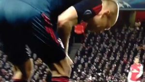 Ce nu s-a văzut la TV. L-a scuipat Robben pe Sagna?