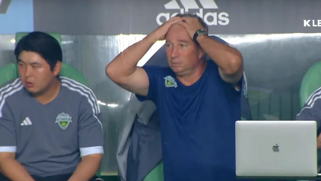 Bătut usturător de ultima clasată din Coreea de Sud, chiar pe teren propriu, Dan Petrescu s-a plâns și de condițiile meteo: „Am primit goluri și din cauza vremii nefavorabile!”