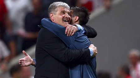 Andone face plecăciuni în fața jucătorilor, după 1-1 cu Galata:** "Au fost admirabili. Felgueiras va ajunge la națională!" Când i se decide soarta