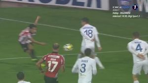 FOTO | Penalty refuzat pentru Dinamo? Faza la care fotbaliștii s-au dus glonț către arbitru, dar s-au ales doar cu "galbene" pentru proteste