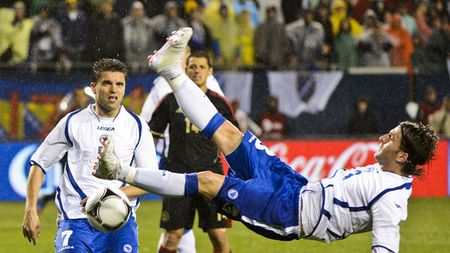 Dinamo și Rapid se luptă pentru un mijlocaș de națională coleg cu Dzeko!** Cum i-a dat cu "flit" CFR-ul