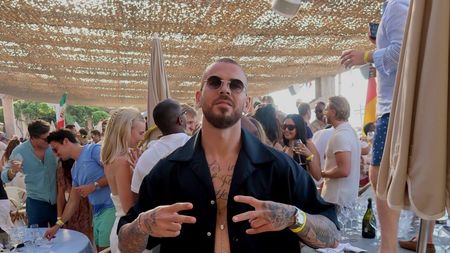 Denis Alibec s-a acomodat de minune în Qatar! Se „pregătește” de meciurile naționalei României pe o plajă din Doha | FOTO